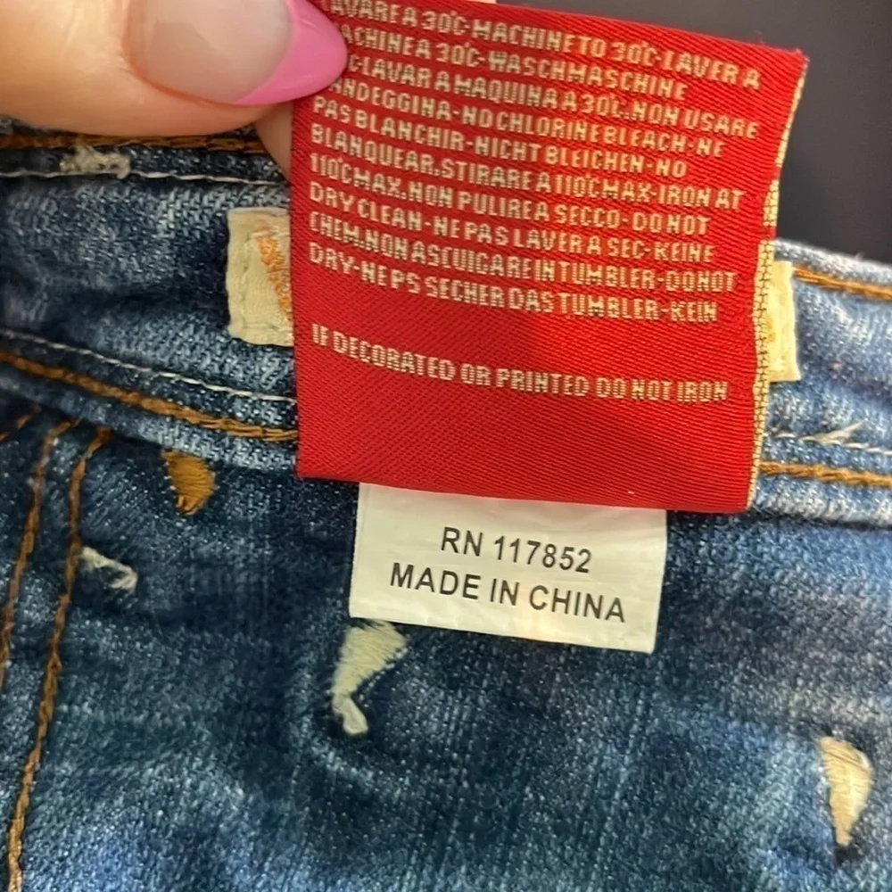 Vigoss Fiona Shorts Stretch Denim Size 26 Distressed Embroidered Hem & Pockets